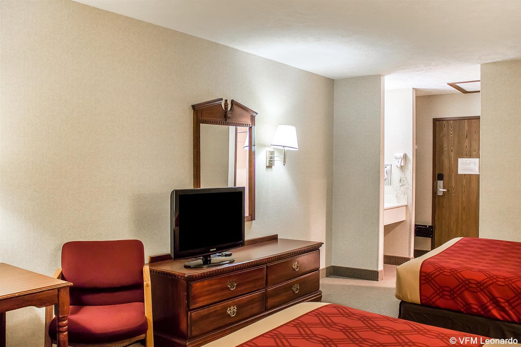 Econo Lodge Traverse City Exterior photo
